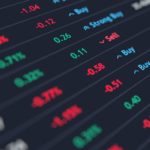 Descubra as 7 ações imperdíveis para comprar hoje: orientações de especialistas para seus investimentos!