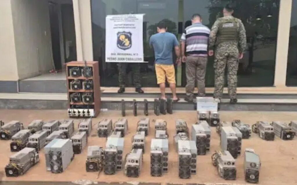 Apreensão de mineração ilegal de Bitcoin no Paraguai em 2024. Fonte