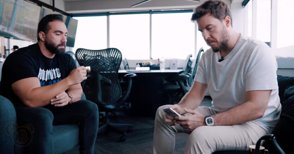 Primo Rico vive momentos de pânico ao quase perder fortuna em criptomoedas guardada em papel com a esposa