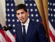 Kevin Warsh assume presidência do Federal Reserve e recebe apoio público por postura alinhada à economia americana