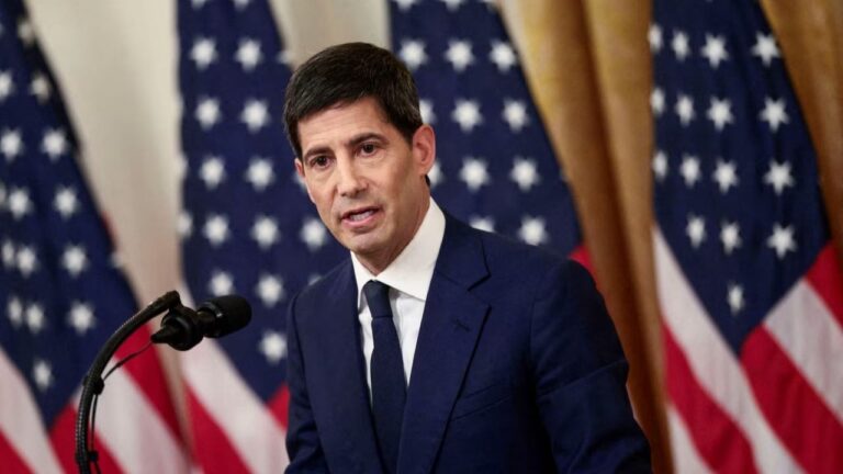 Kevin Warsh assume presidência do Federal Reserve e recebe apoio público por postura alinhada à economia americana