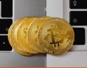 Satoshi Nakamoto declarou há 16 anos que o design do Bitcoin ficaria gravado em pedra para sempre