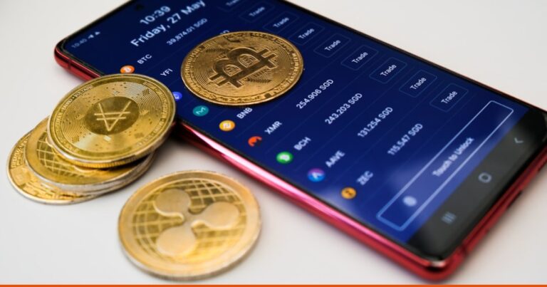 Pessoa idosa usando um smartphone com símbolo do Bitcoin na tela