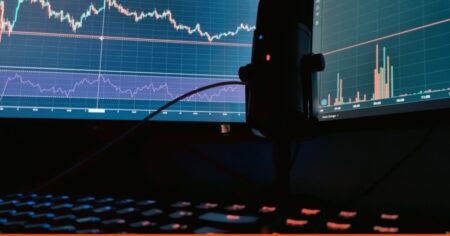 Tela com gráficos de mercado e dados de investimentos, associada à estratégia de alocação no SPY, prata e ouro.