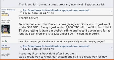 Moeda física dourada representando o Bitcoin sobre uma superfície escura