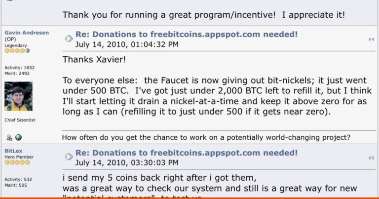 Moeda física dourada representando o Bitcoin sobre uma superfície escura
