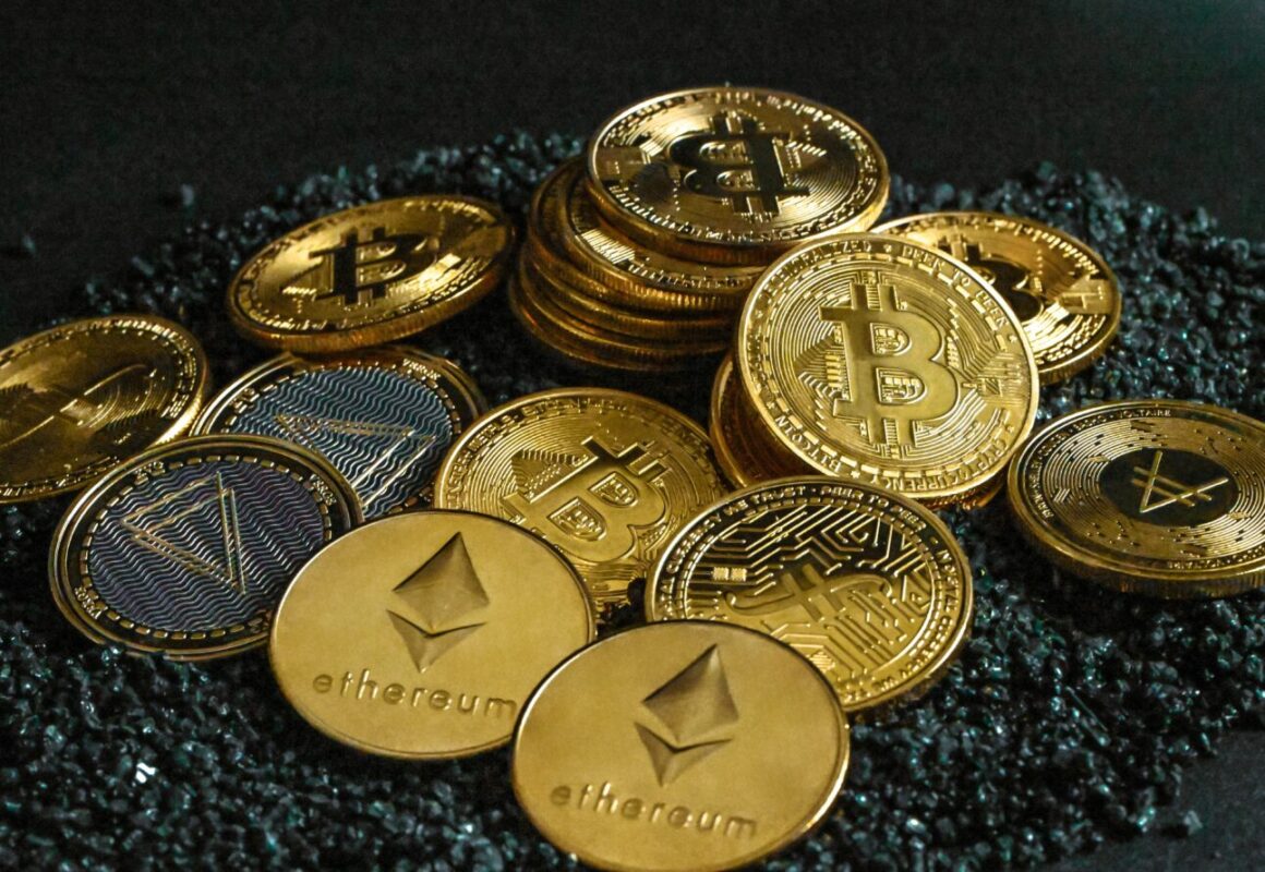 Diversas criptomoedas em destaque sobre fundo neutro